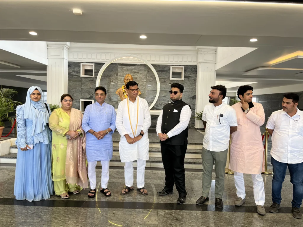 काँग्रेसच्या नवनिर्वाचित नगरसेवकांसोबत संगमनेर येथे महाराष्ट्राचे माजी महसूल व कृषी मंत्री, ज्येष्ठ नेते आणि आमचे मार्गदर्शक श्री.बाळासाहेब थोरात जी यांची सदिच्छा भेट घेतली.