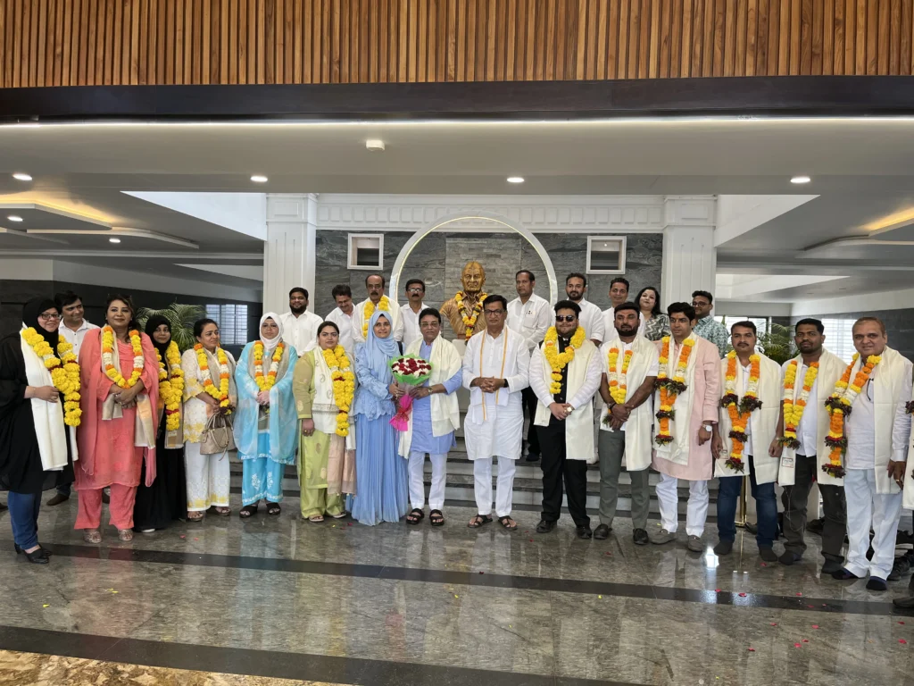 काँग्रेसच्या नवनिर्वाचित नगरसेवकांसोबत संगमनेर येथे महाराष्ट्राचे माजी महसूल व कृषी मंत्री, ज्येष्ठ नेते आणि आमचे मार्गदर्शक श्री.बाळासाहेब थोरात जी यांची सदिच्छा भेट घेतली.