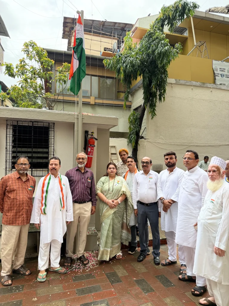 भारताच्या ८०व्या स्वातंत्र्य दिनानिमित्त मिरा-भाईंदर शहरात विविध ठिकाणी आयोजित ध्वजारोहण कार्यक्रमास उपस्थित राहून राष्ट्रध्वजाला मानवंदना दिली.