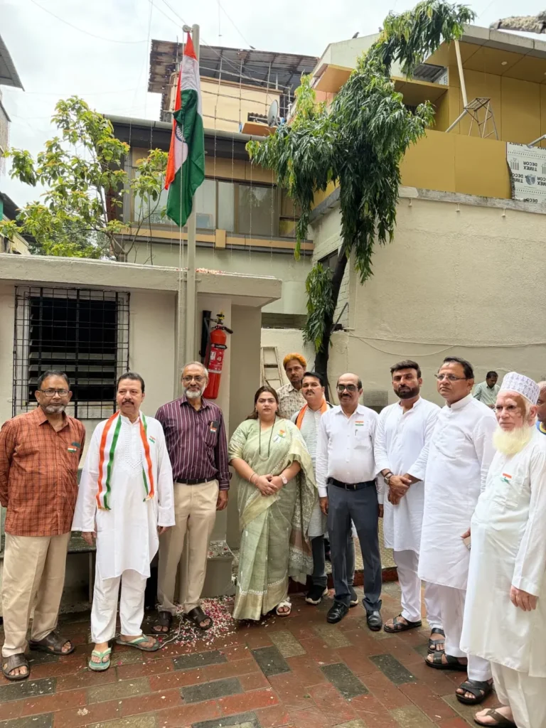 भारताच्या ८०व्या स्वातंत्र्य दिनानिमित्त मिरा-भाईंदर शहरात विविध ठिकाणी आयोजित ध्वजारोहण कार्यक्रमास उपस्थित राहून राष्ट्रध्वजाला मानवंदना दिली.