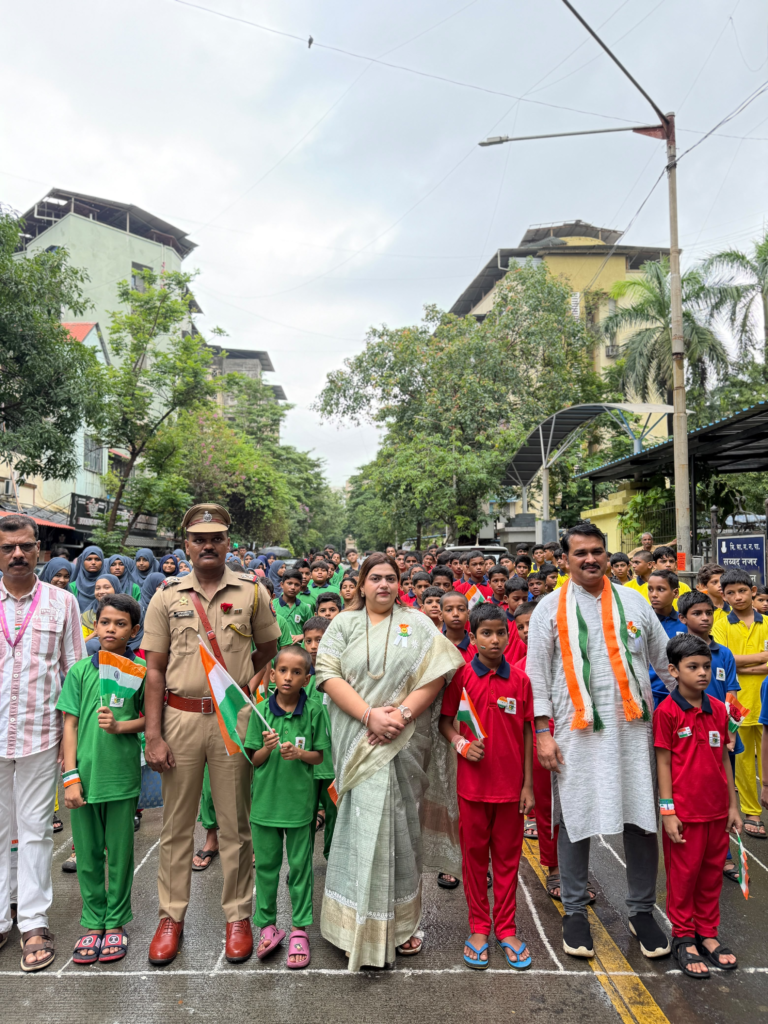 भारताच्या ८०व्या स्वातंत्र्य दिनानिमित्त मिरा-भाईंदर शहरात विविध ठिकाणी आयोजित ध्वजारोहण कार्यक्रमास उपस्थित राहून राष्ट्रध्वजाला मानवंदना दिली.