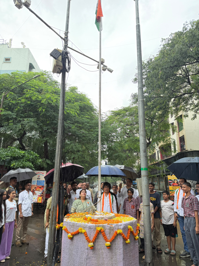 भारताच्या ८०व्या स्वातंत्र्य दिनानिमित्त मिरा-भाईंदर शहरात विविध ठिकाणी आयोजित ध्वजारोहण कार्यक्रमास उपस्थित राहून राष्ट्रध्वजाला मानवंदना दिली.