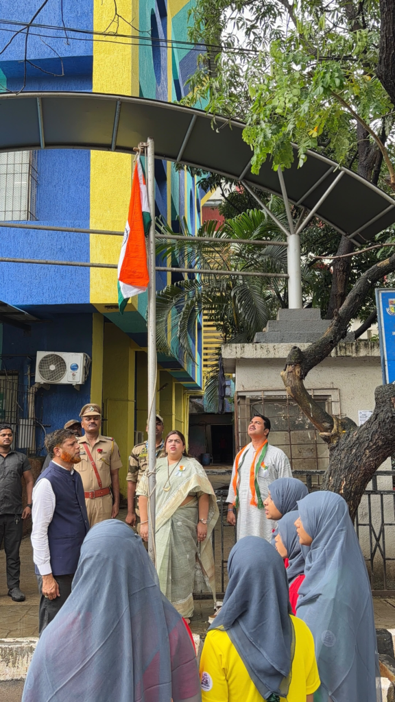 भारताच्या ८०व्या स्वातंत्र्य दिनानिमित्त मिरा-भाईंदर शहरात विविध ठिकाणी आयोजित ध्वजारोहण कार्यक्रमास उपस्थित राहून राष्ट्रध्वजाला मानवंदना दिली.